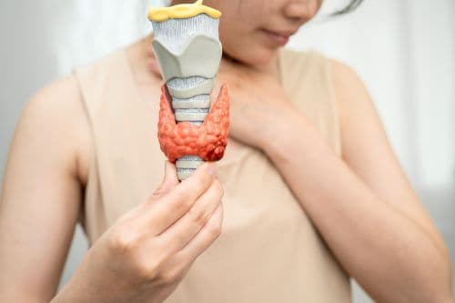 【喉嚨痛以為熱氣?】拆解扁桃腺發炎、結石與口臭的惡性循環!牙醫教你分清「智慧齒痛」定「喉嚨痛」