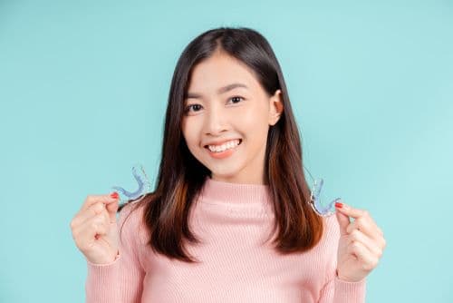 【箍完牙就一勞永逸?】拆解固定器 (Retainer) 種類與保養!透明 vs 鐵線點揀?牙醫教你防「走位」急救法