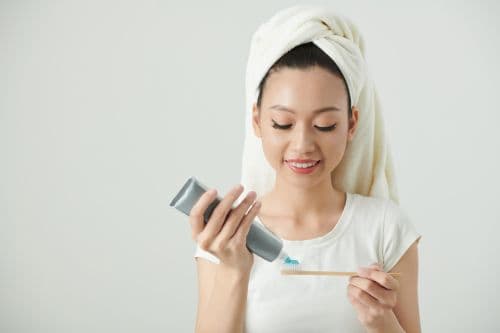 【牙膏推薦2026】美白牙膏會磨蝕牙齒?含氟量幾多先防蛀?牙醫教你睇成分表避開 3 大中伏位