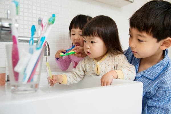 Proper Tooth Brushing Technique: How Dentists Clean the Gumline to Prevent Bad Breath and Gum Disease